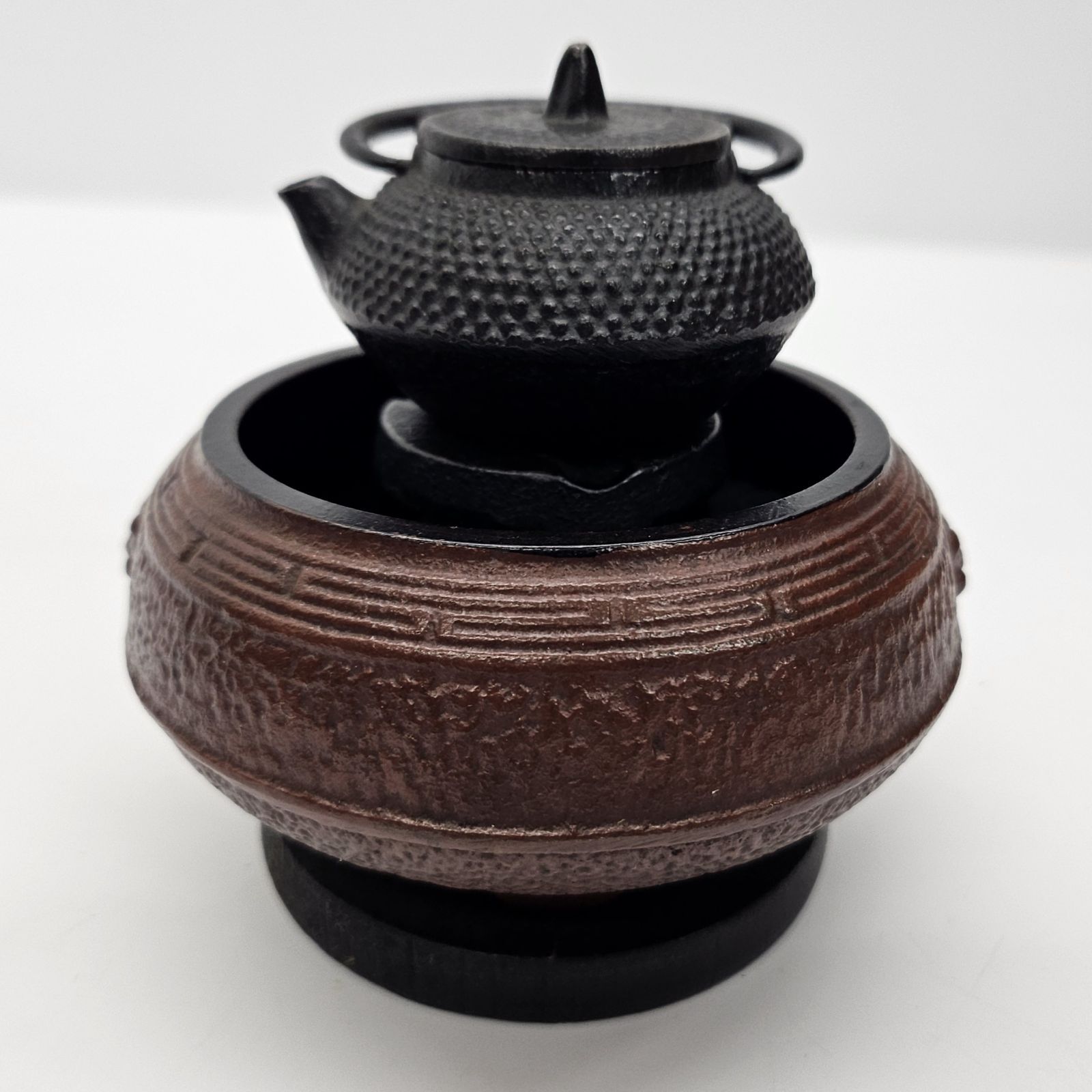 未使用品 南部鉄器 ミニチュア 風炉 胴幅：11cm 木製台座 鬼面 / 五徳