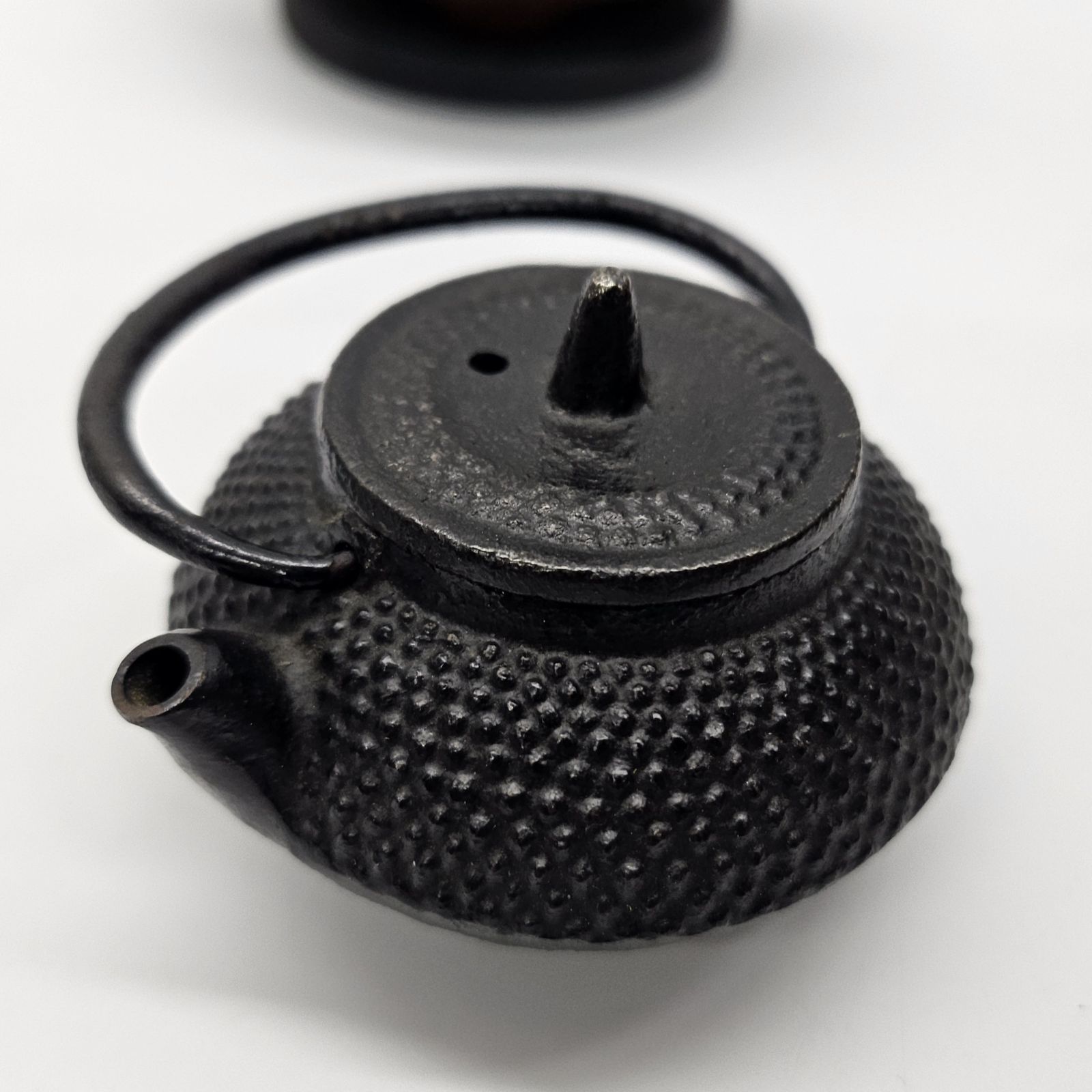 未使用品 南部鉄器 ミニチュア 風炉 胴幅：11cm 木製台座 鬼面 / 五徳