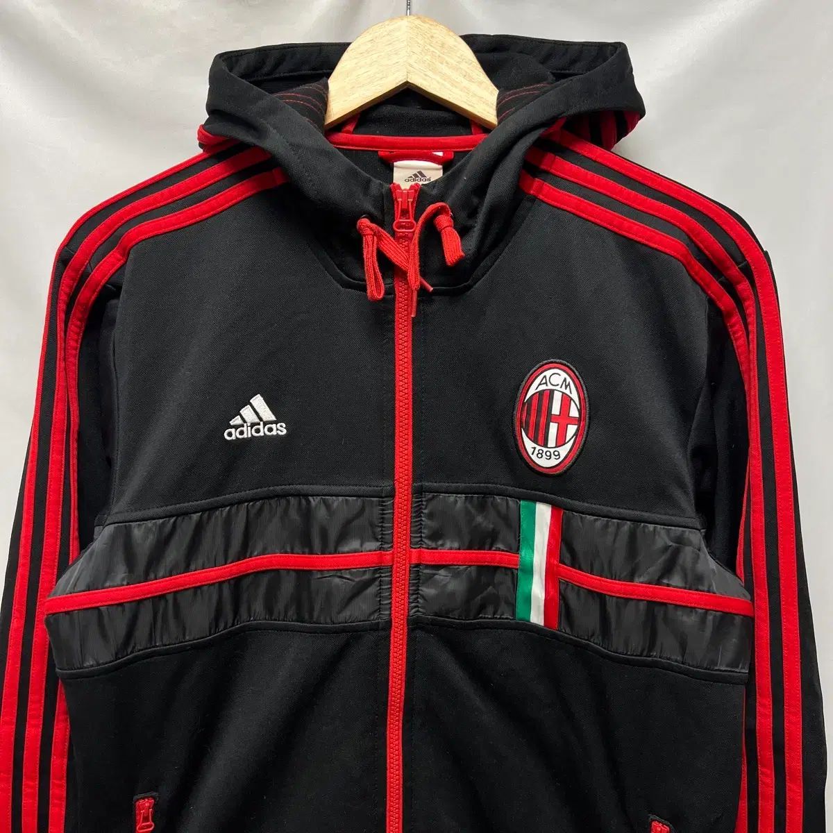 正規品/105 adidas ACミラン 黒赤 3本線 フードジップアップ トラック