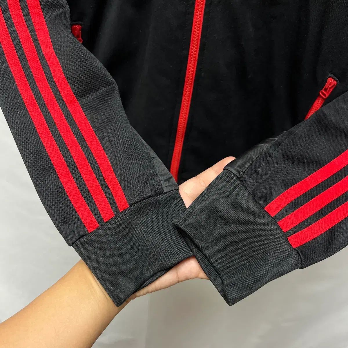 正規品/105 adidas ACミラン 黒赤 3本線 フードジップアップ トラック