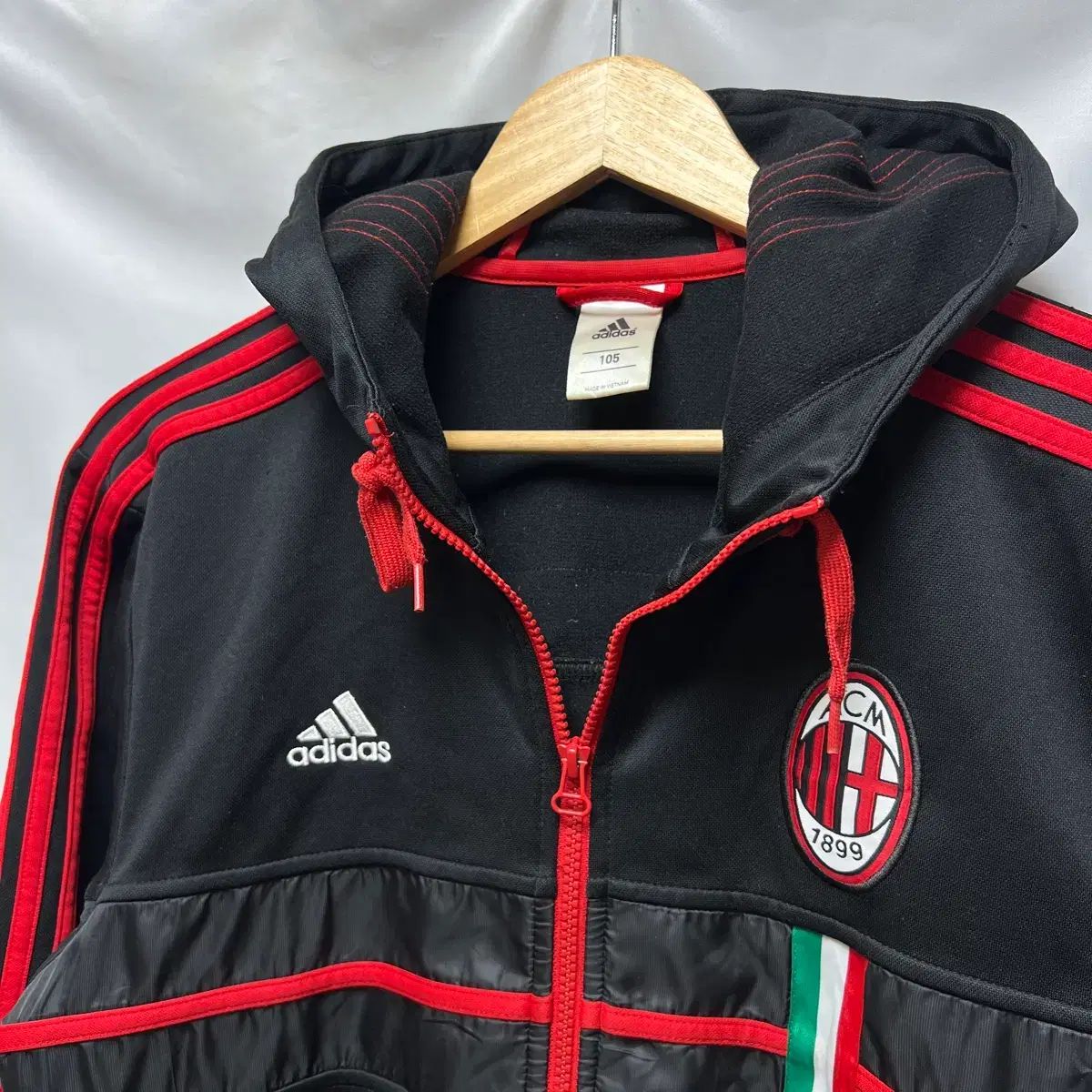 正規品/105 adidas ACミラン 黒赤 3本線 フードジップアップ トラック