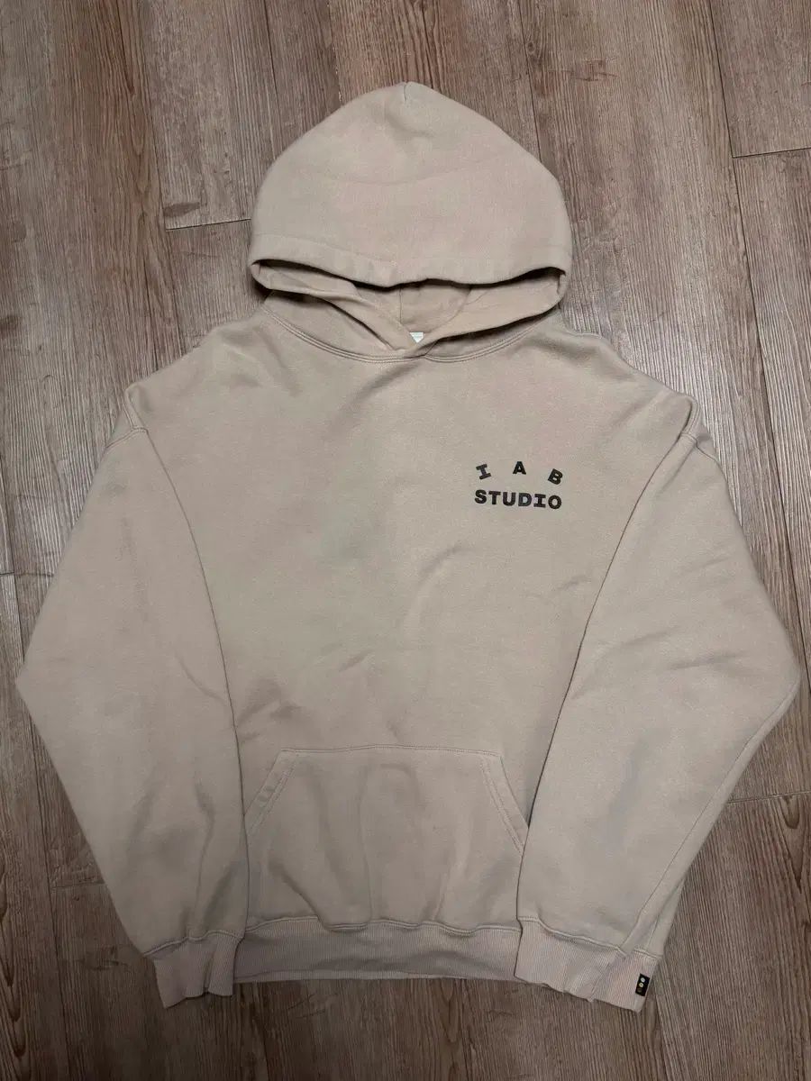 IAB STUDIO ベージュ フーディーTシャツ