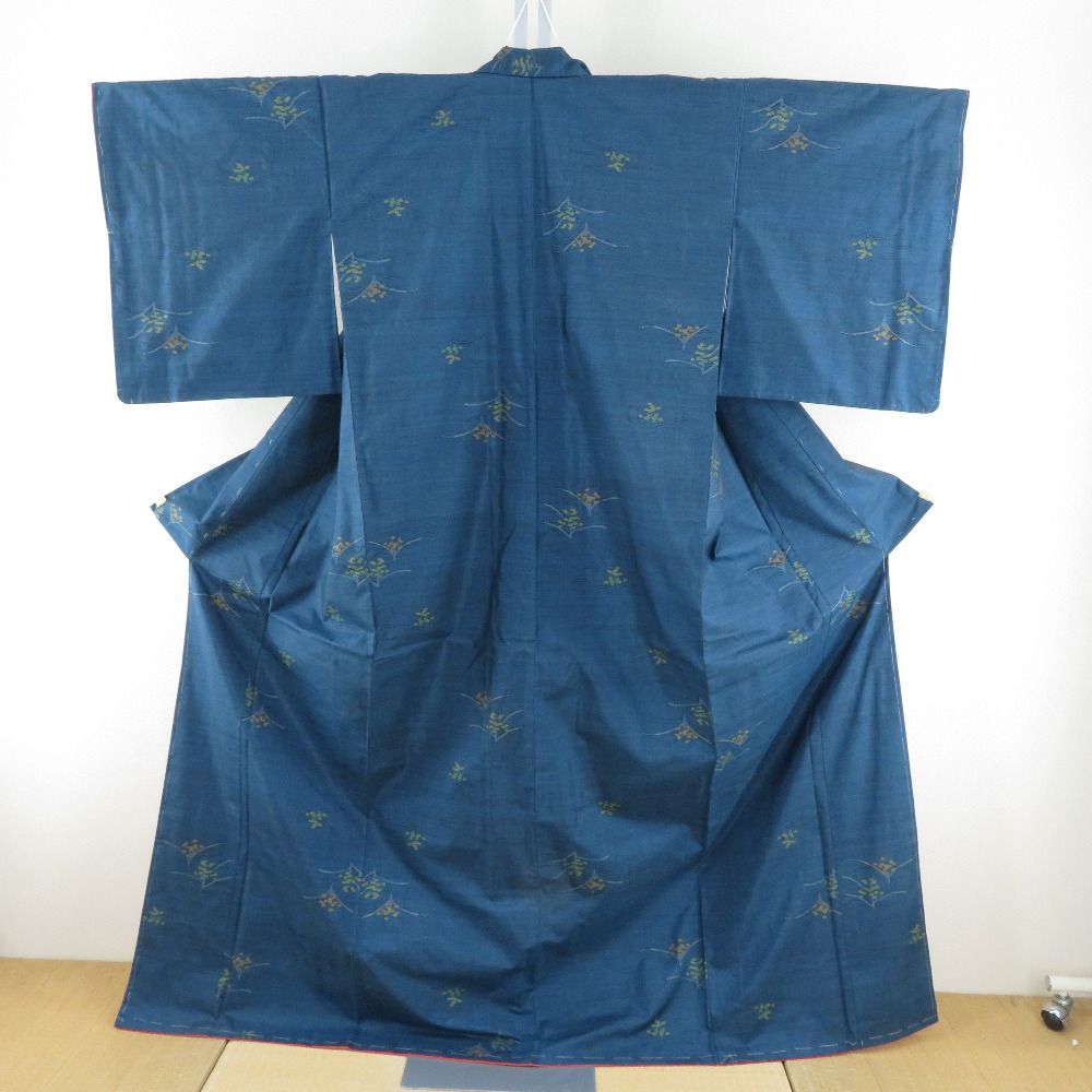 紬 着物 大島紬 カタス式 花模様 茶色ｘ青紫色ｘ灰色 正絹 袷 広衿 カジュアル 仕立て上がり着物 身丈158cm 【キモノオフ野々市若松店】 紬 着物 本場大島紬 証紙付き 片ス式 草花模様 紺色x黄緑 袷 広衿