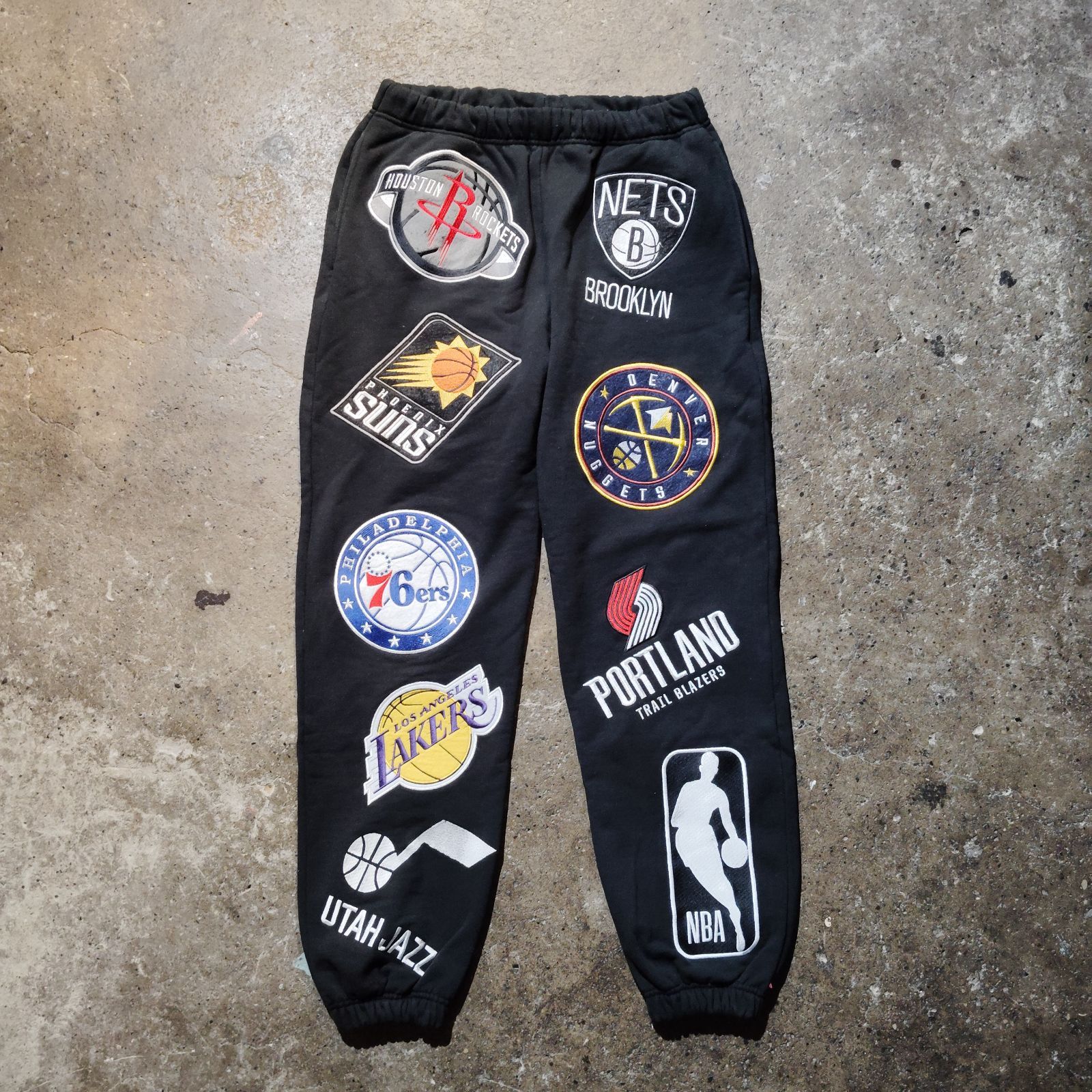 NBA 23FW Wappen Sweat Pants T23 エヌビーエー ワッペン スウェット パンツ TOKYO23 2023FW バスケ M NBA-23-010