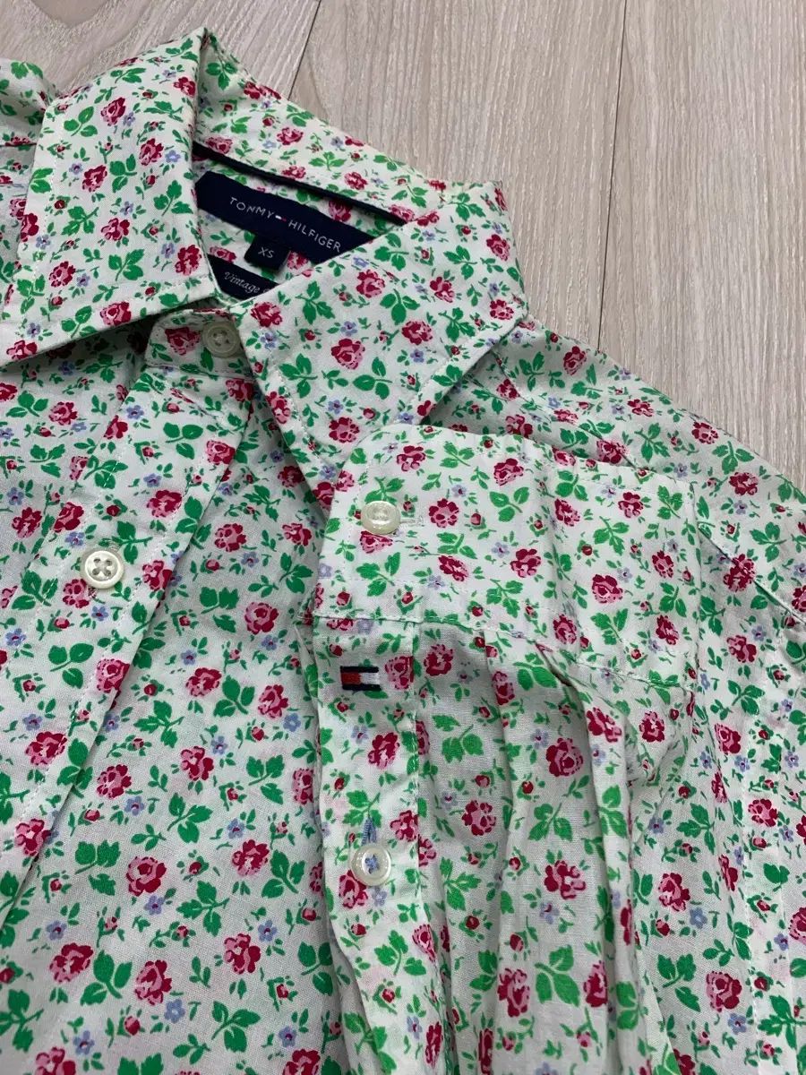 タミーヒルフィガー フラワー シャツ 55-66 状態良し 新品