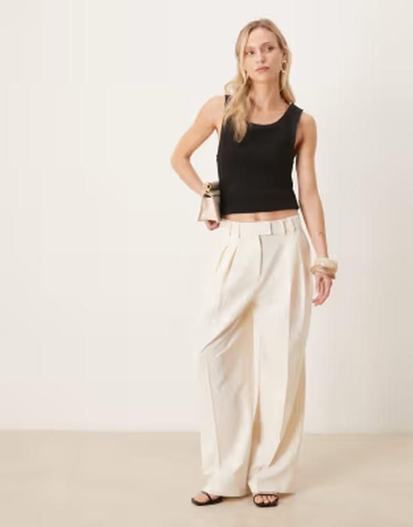エイソス レディース ボトムス カジュアルパンツ ワイドレッグ プチ プリーツ ASOS DESIGN Petite tailored wide leg pants with pleatedetailing in cream クリーム