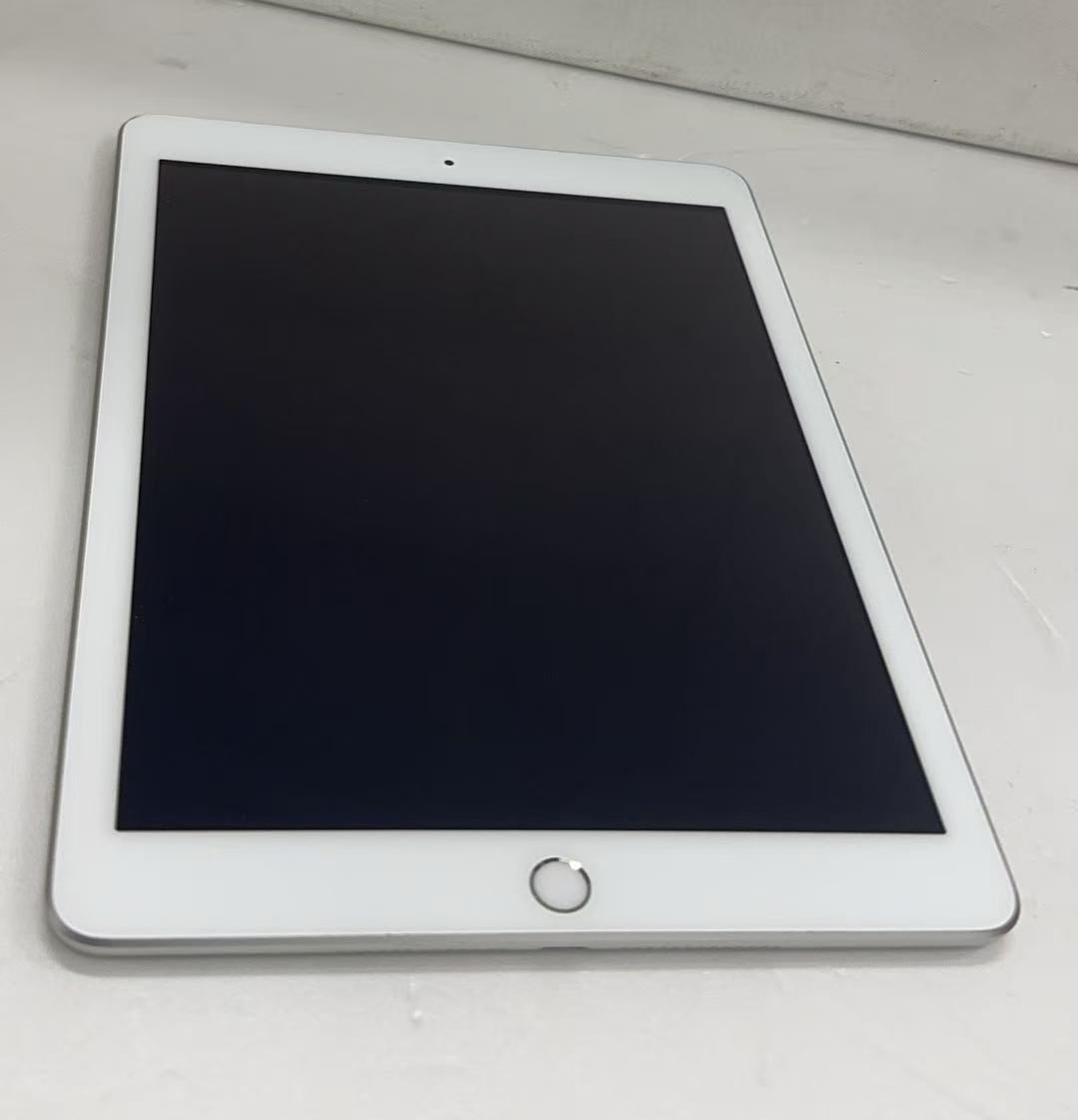 Apple iPad 第5世代 32GB Wi-Fiモデル シルバー ++924090 - メルカリ
