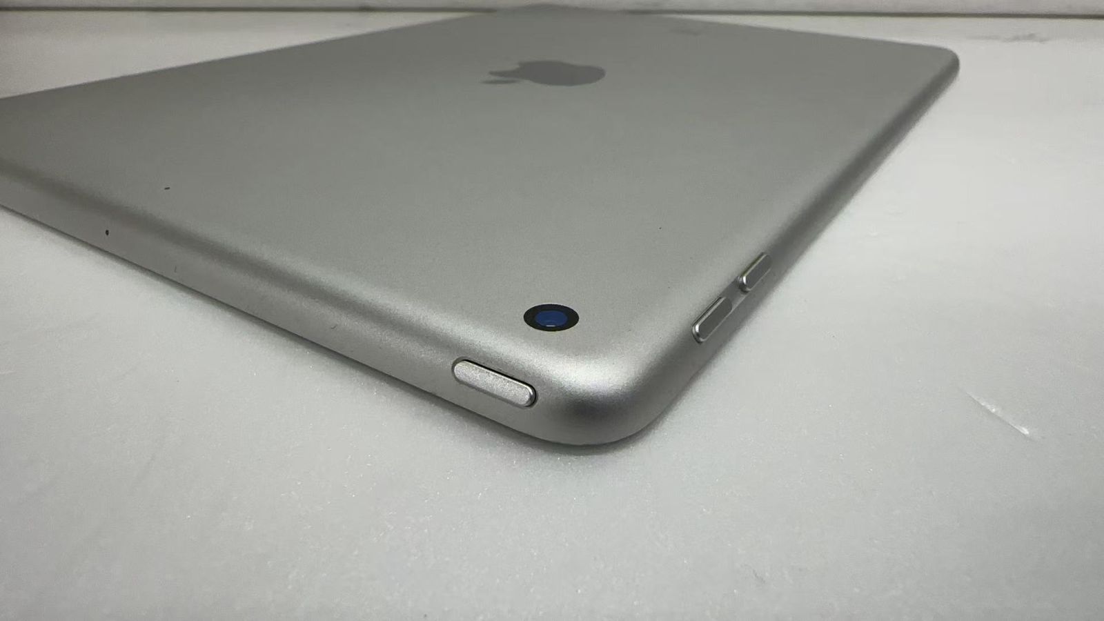Apple iPad 第5世代 32GB Wi-Fiモデル シルバー ++924090 - メルカリ