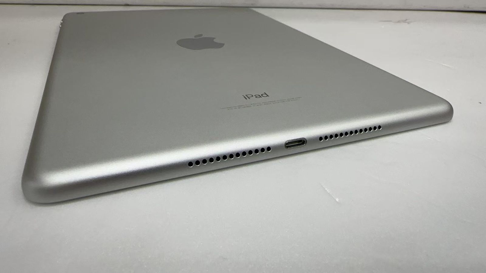 Apple iPad 第5世代 32GB Wi-Fiモデル シルバー ++924090 - メルカリ