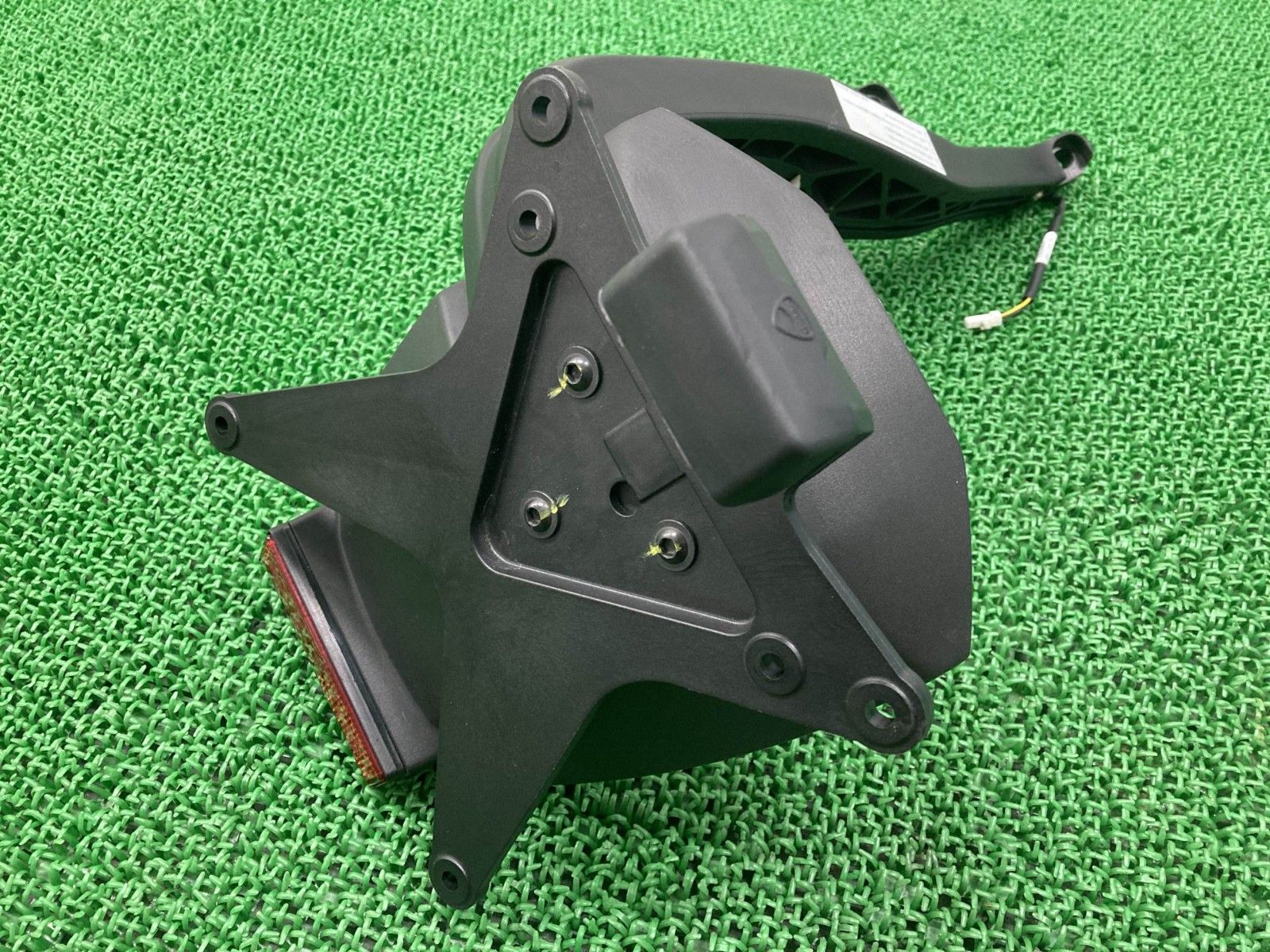 スクランブラーアイコン リアフェンダー 460.1.D98.1A ドゥカティ 純正 中古 nZ スクランブラーアイコン リアフェンダー 460.1.D98.1A ドゥカティ 純正