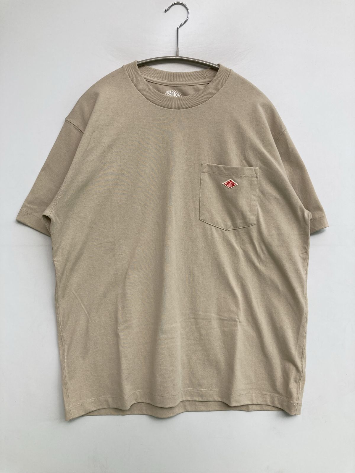 DANTON ダントン Tシャツ/カットソー ベージュ 無地 ワンポイント ブランドロゴ ミドル丈 半袖 クルーネック(丸首) メンズ レディース