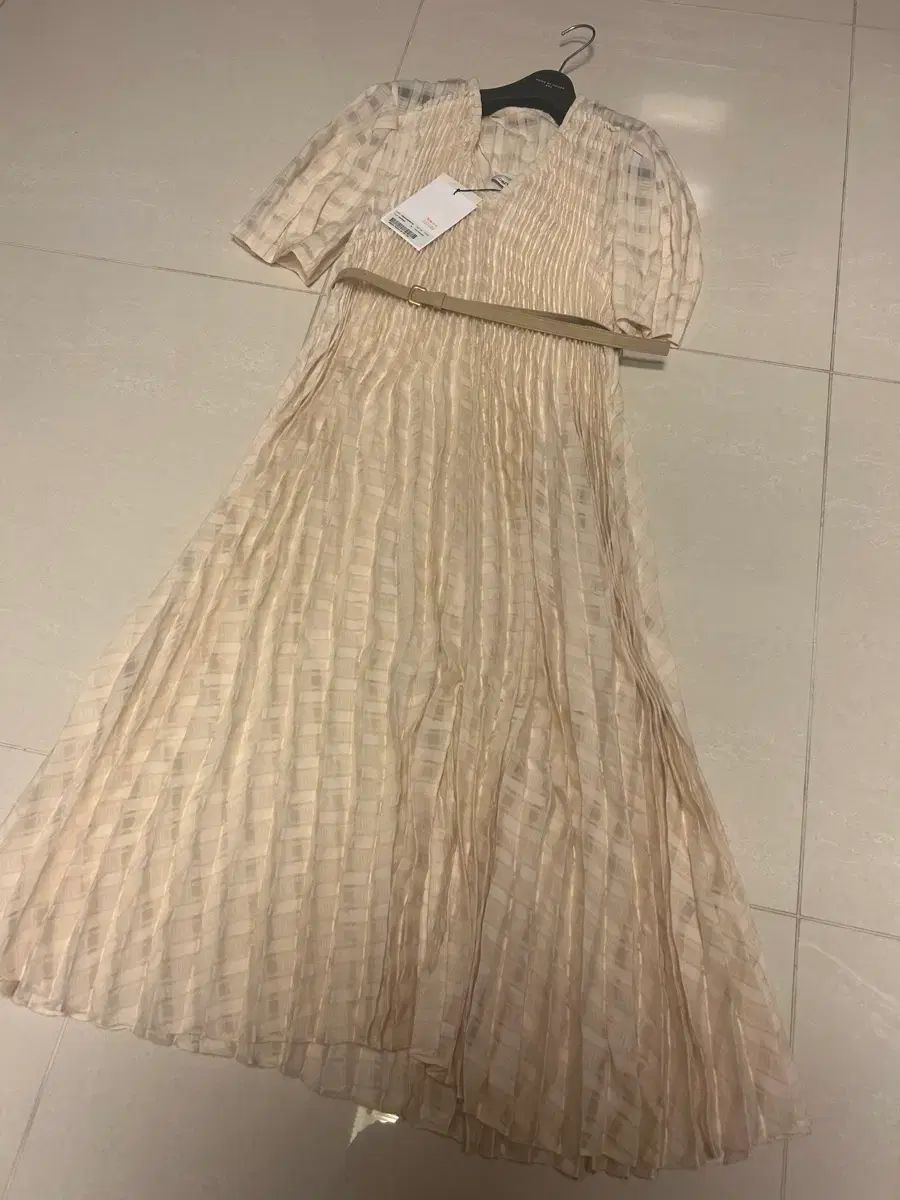 オブジェ ベージュ チェック プリーツ ロング ワンピース の商品写真