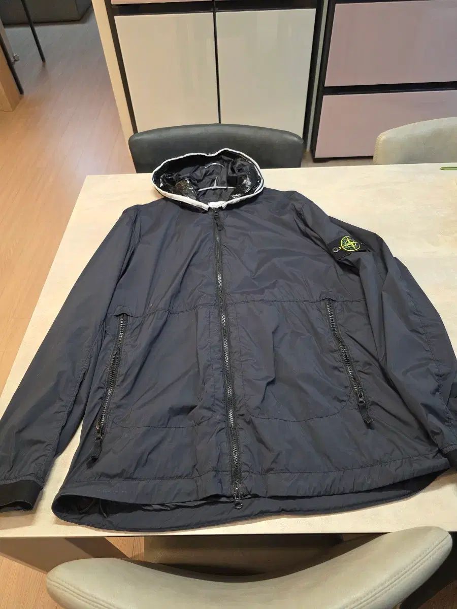 ストーンアイランド ナイロン スキンタッチ 24ss ブラック 出品