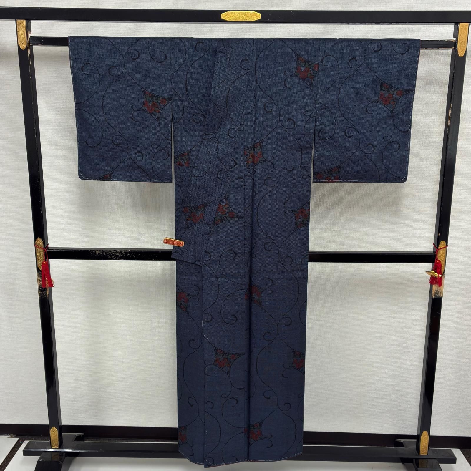 本場大島紬 正絹 泥藍染め 一元式 花唐草 袷 着物 MK-8184 - メルカリ 本場大島紬 正絹 泥藍染め 一元式 花唐草 袷 着物 MK-8184 - メルカリ