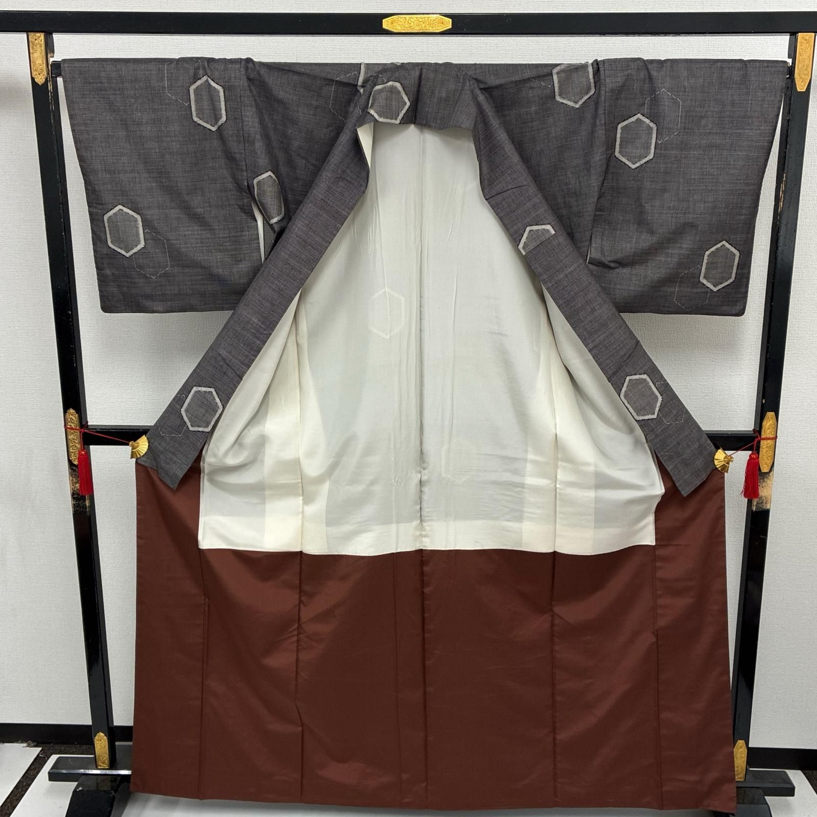 本場大島紬 正絹 泥染め 一元式 飛び柄 亀甲 袷 着物 MK-8187 - メルカリ