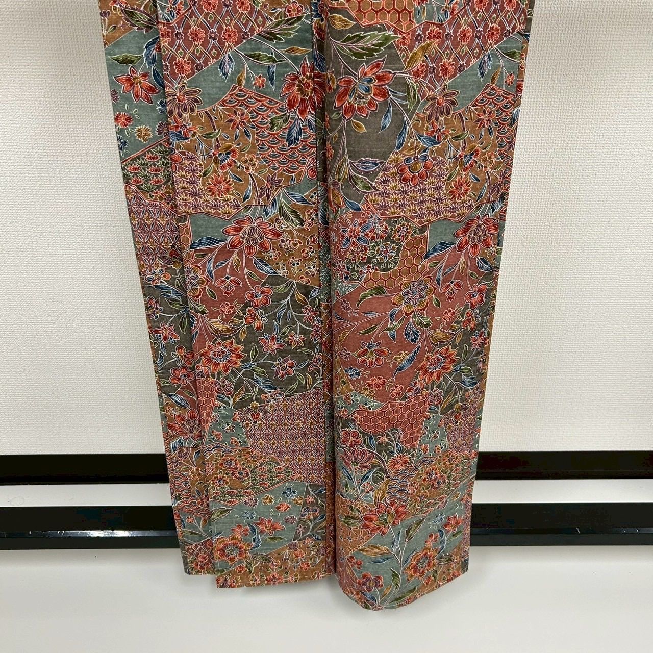 み*し様 結城紬 裄67 織りに染め 唐草模様 真綿 正絹 AK-5255 本場結城紬 真綿紬 寄せ柄の更紗の花唐草 染め 正絹 MK-985 - メルカリ