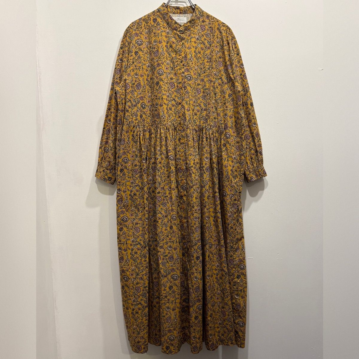 SOIL ソイル 40’S POPLIN FLOWER PRINT BAND COLLAR DRESS ポプリン フラワープリント バンドカラー ドレス 長袖シャツワンピース インド製 シンプル ナチュラル 大人カジュアル ダークイエロー【送料込み】