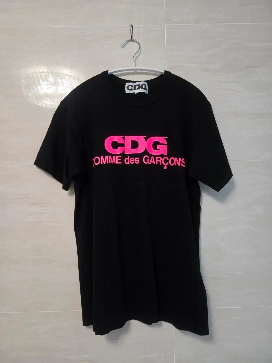 CDG ブラック ピンク ロゴ Tシャツ