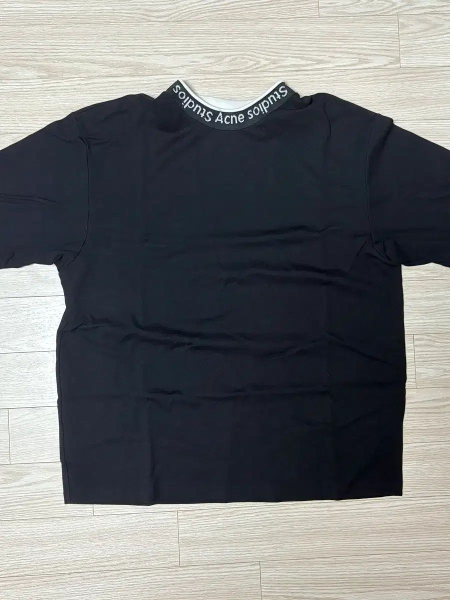 アクネストゥディオズ ロゴ ネック Tシャツ ブラック