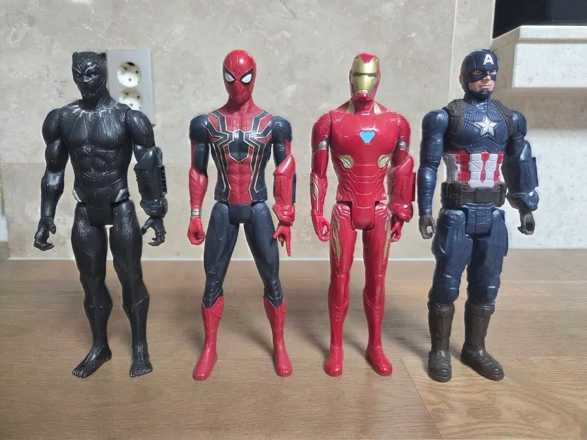 マーベル アベンジャーズ フィギュア セット (ブラックパンサー / スパイダーマン / アイアンマン / キャプテン・ア