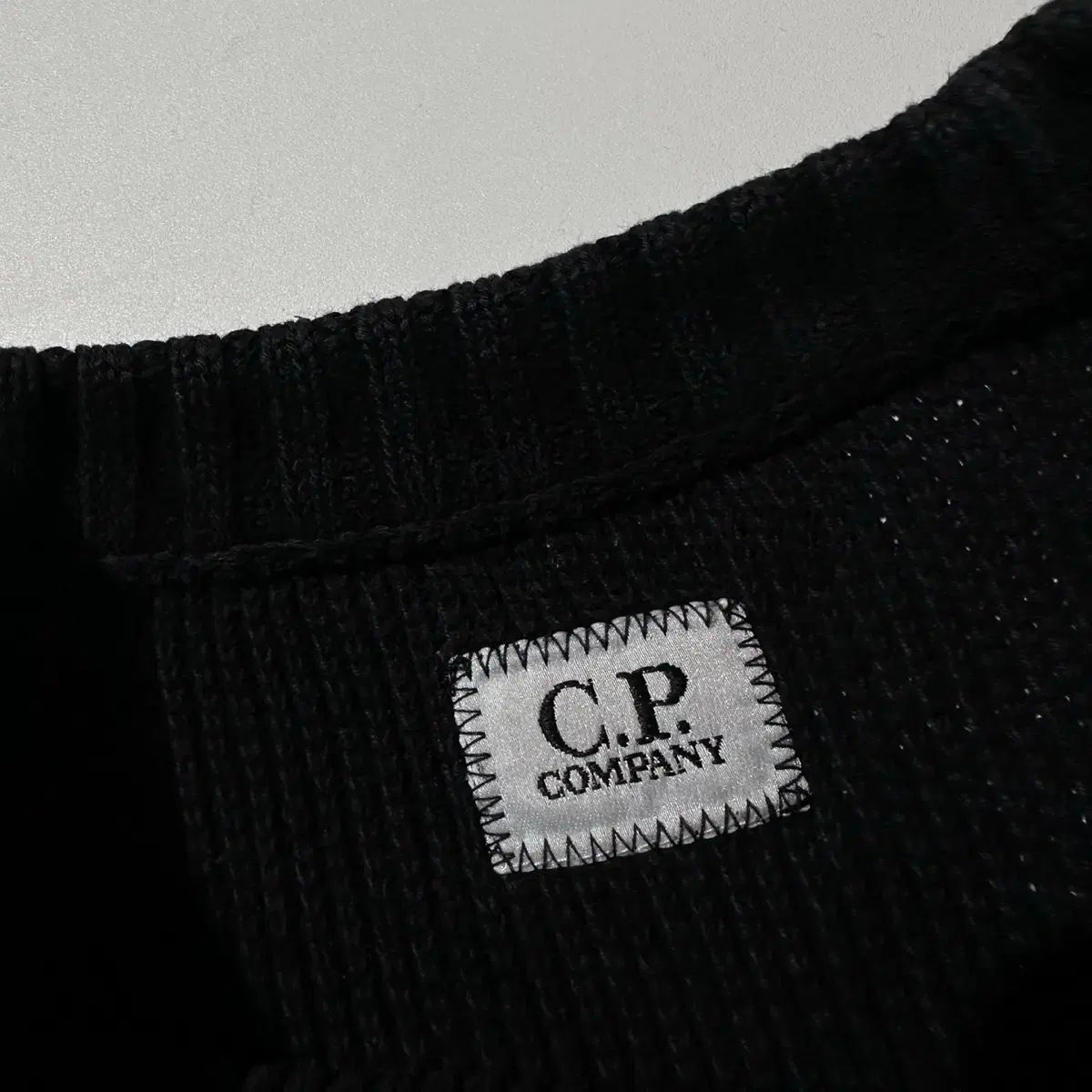 C.P. COMPANY シーピーカンパニー サイド レンズ ラウンド ニット