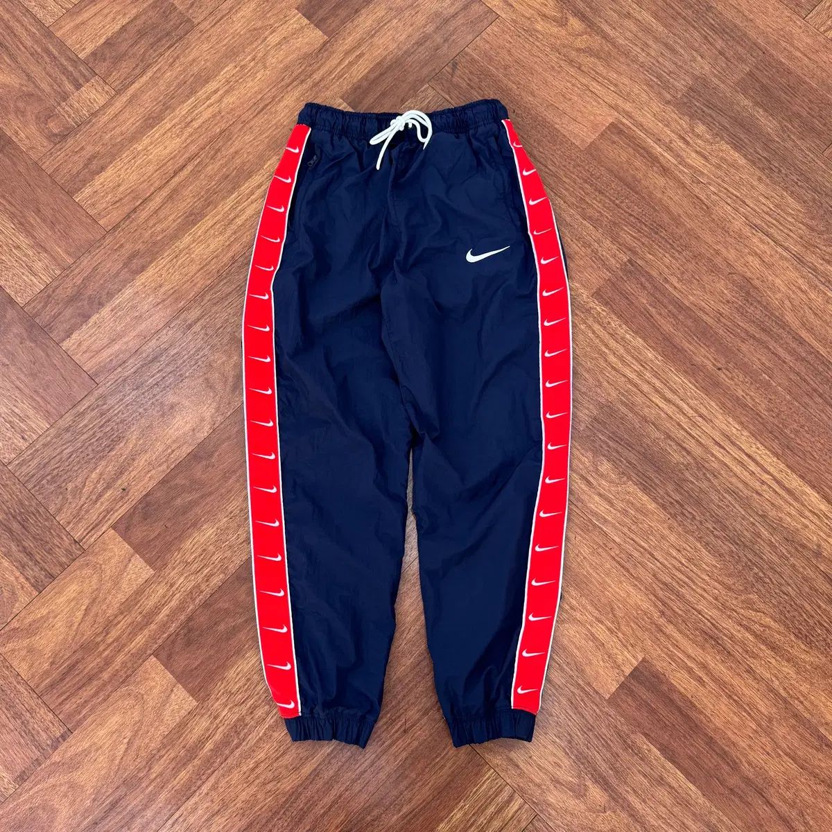 M (100) 海外モデル NIKE スウッシュ テープロゴ ネイビー ウーブン ジョガー パンツ