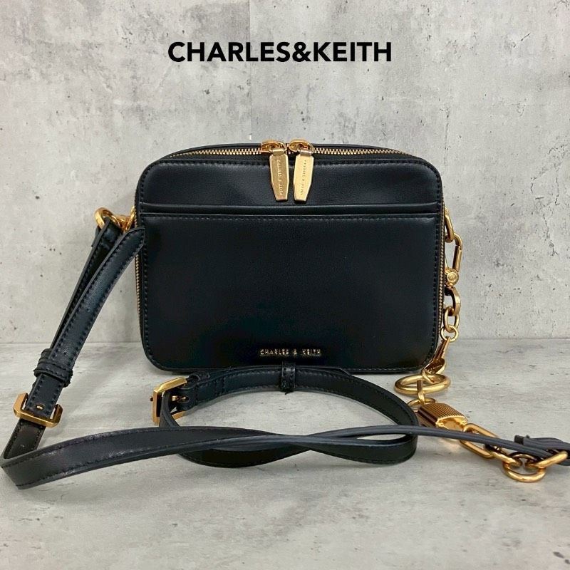 ​【新品タグ付】CHARLES & KEITH ショルダーバッグ ゴールド 金具 CHARLES&KEITH チャールズアンドキース ブラック ロック＆キーチェーン