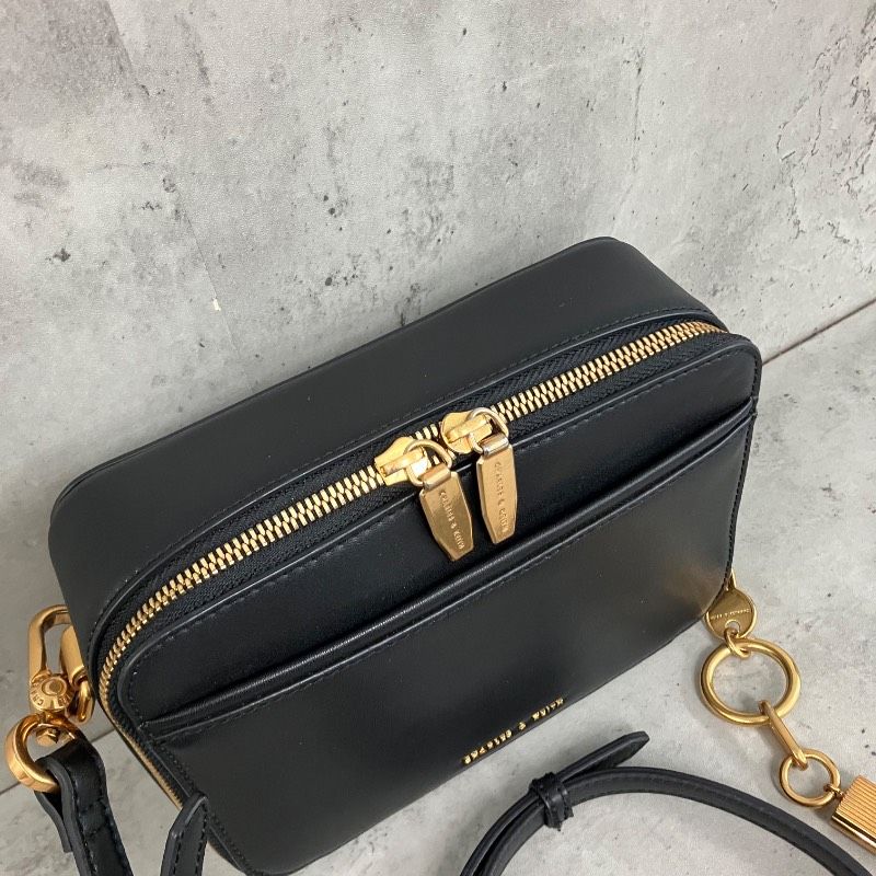 CHARLES&KEITH チャールズアンドキース ブラック ロック＆キーチェーン
