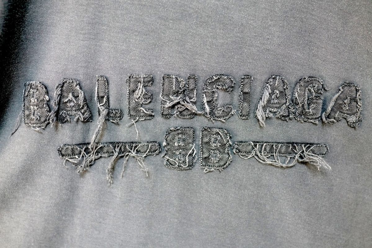 BALENCIAGA バレンシアガ ダメージ加工 ロゴ パッチ ショートスリーブ オーバーサイズTシャツ ブラック XLサイズ 822441TSVA2