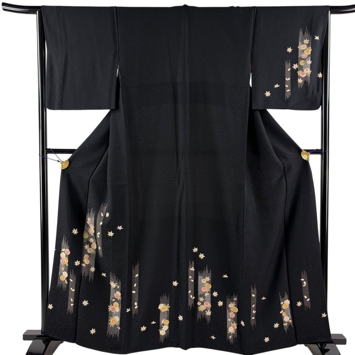 付下げ 身丈162.5cm 裄丈65cm M 袷 梅 菊 金彩 黒 正絹 秀品 【中古】
