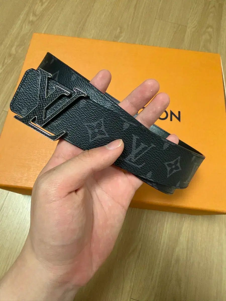 1回着用 25SS Louis Vuitton LV イニシャル エクリプス ベルト / M0157
