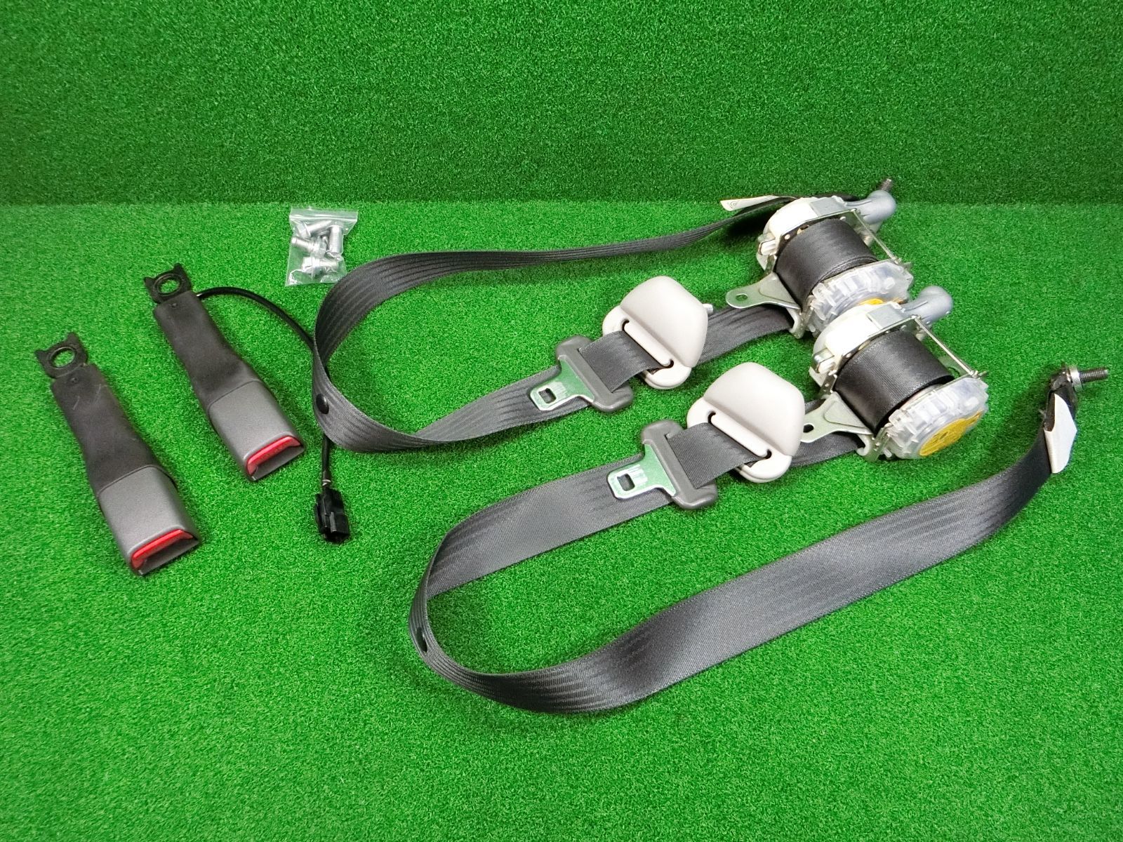 [15734] 送料無料 ダイハツ ムーヴ L175S フロント シートベルト 左右セット キャッチ 7Q7390-P 7Q8390-P