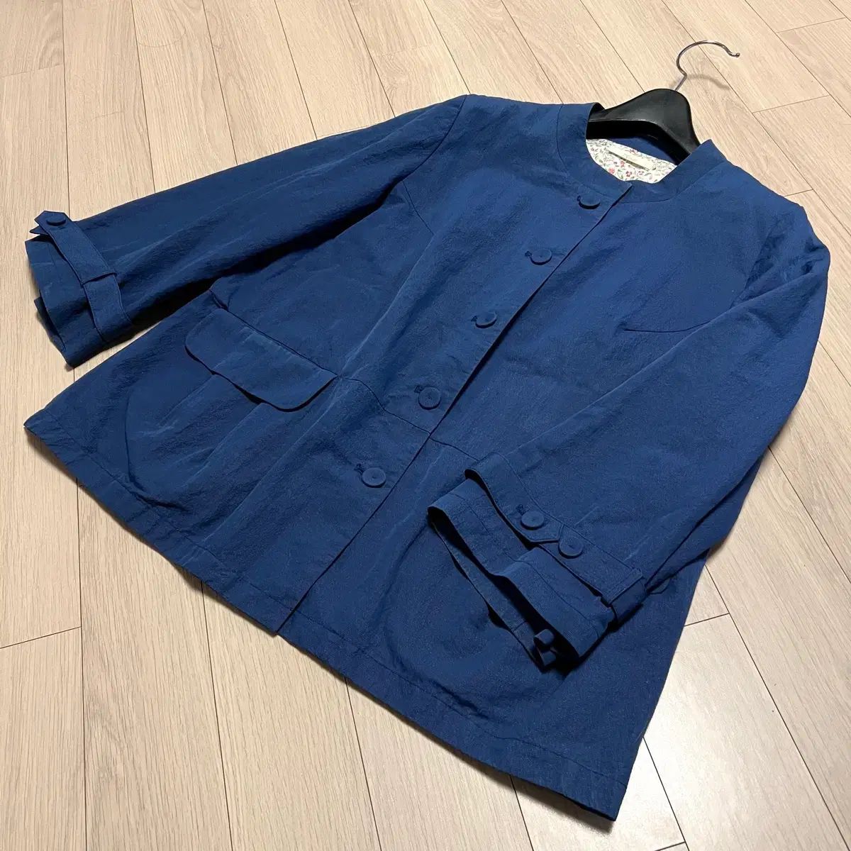 イセ iSAE シャカシャカ素材 ノーカラー ラウンドネック アウター ジャケット ブルー ネイビー 季節の変わり目 ショートコート