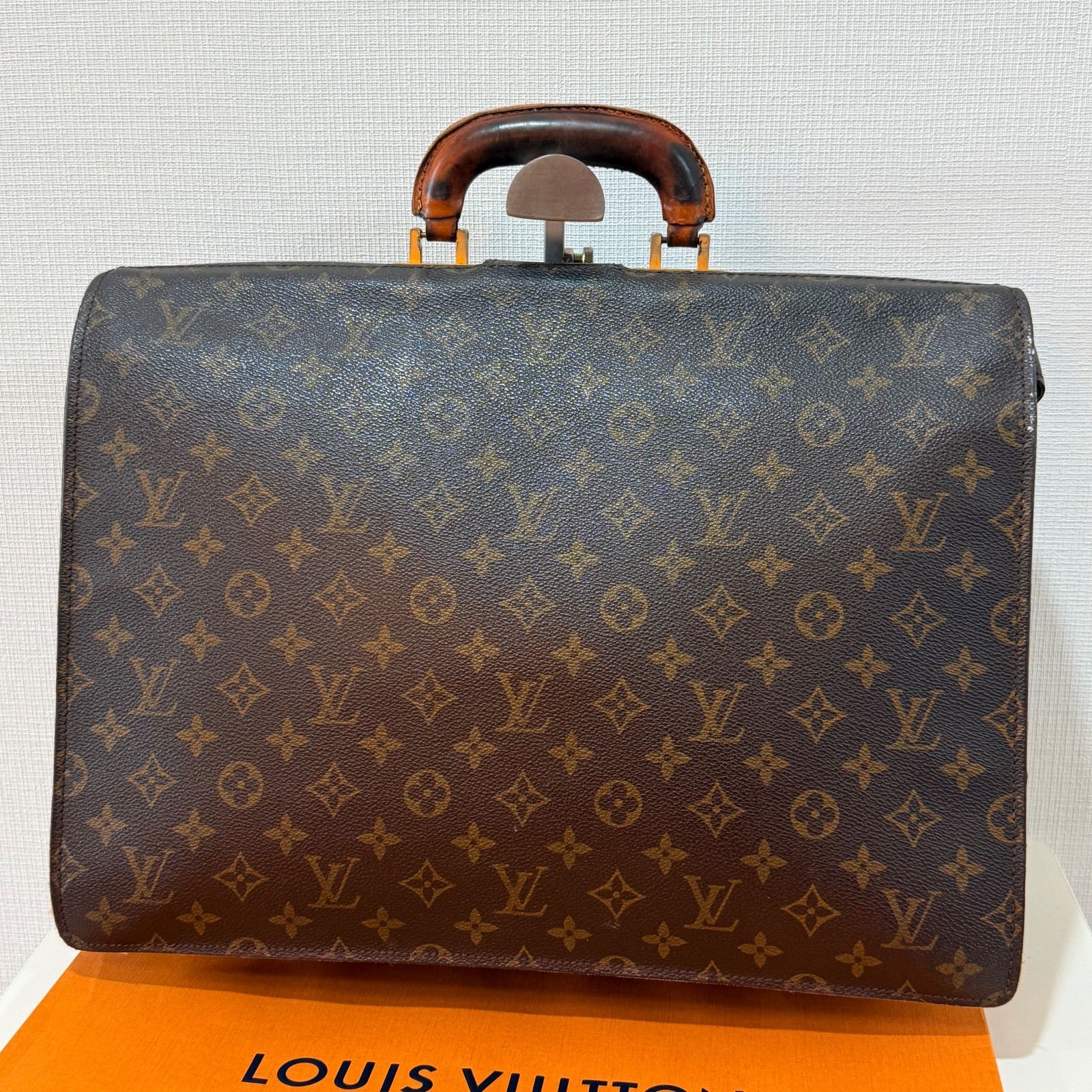 LOUIS VUITTON ルイヴィトン モノグラム コンセイエ ビジネスバック