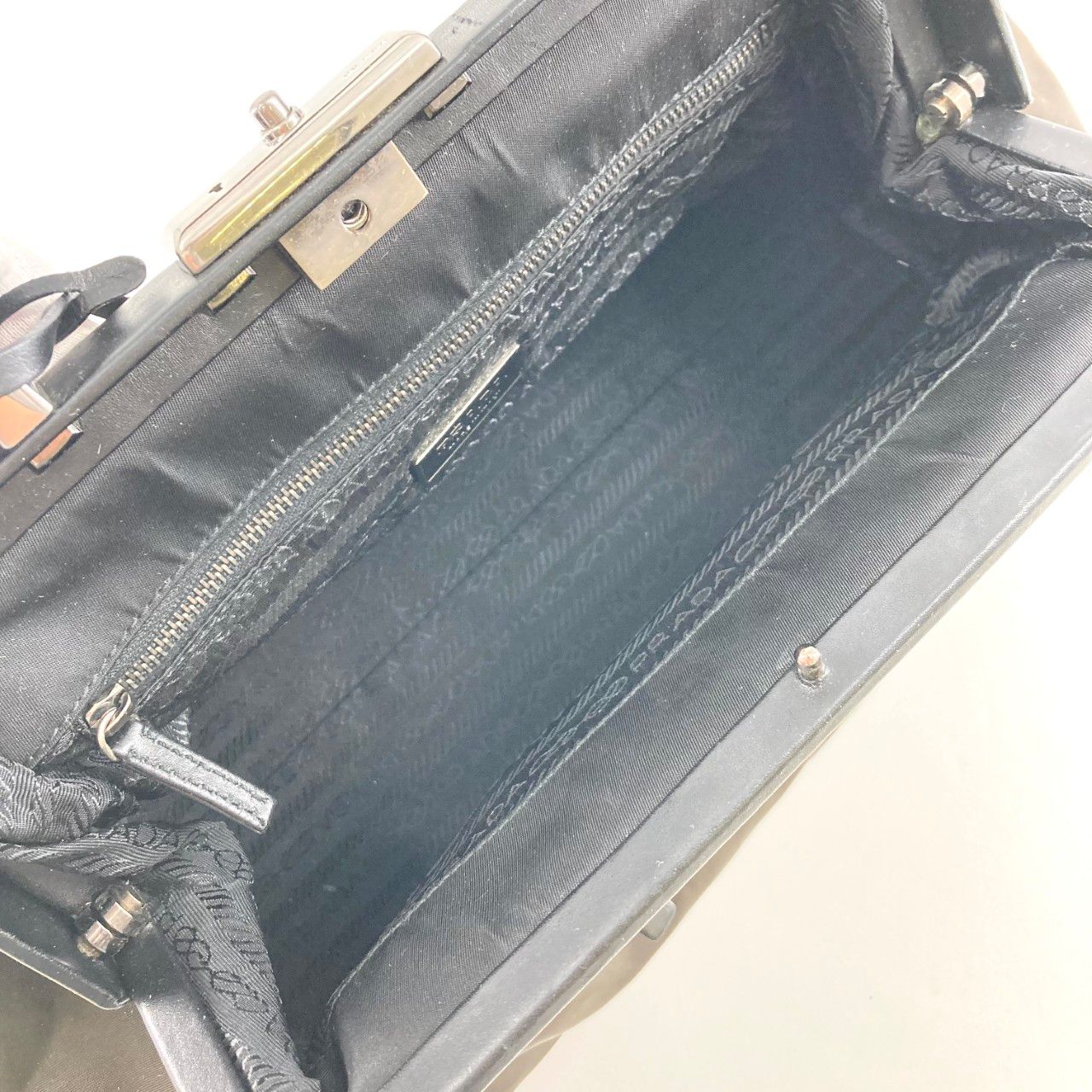 PRADA（プラダ） がま口 ハンドバッグ カーキ - メルカリ