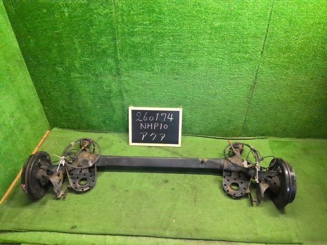 【中古】アクア DAA-NHP10 リア アクスルホーシングＡＳＳＹ 42110-52332 自社品番260174 8T7