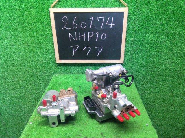 【中古】アクア DAA-NHP10 ＡＢＳアクチュエーター 47070-52020 自社品番260174 8T7 25,922円