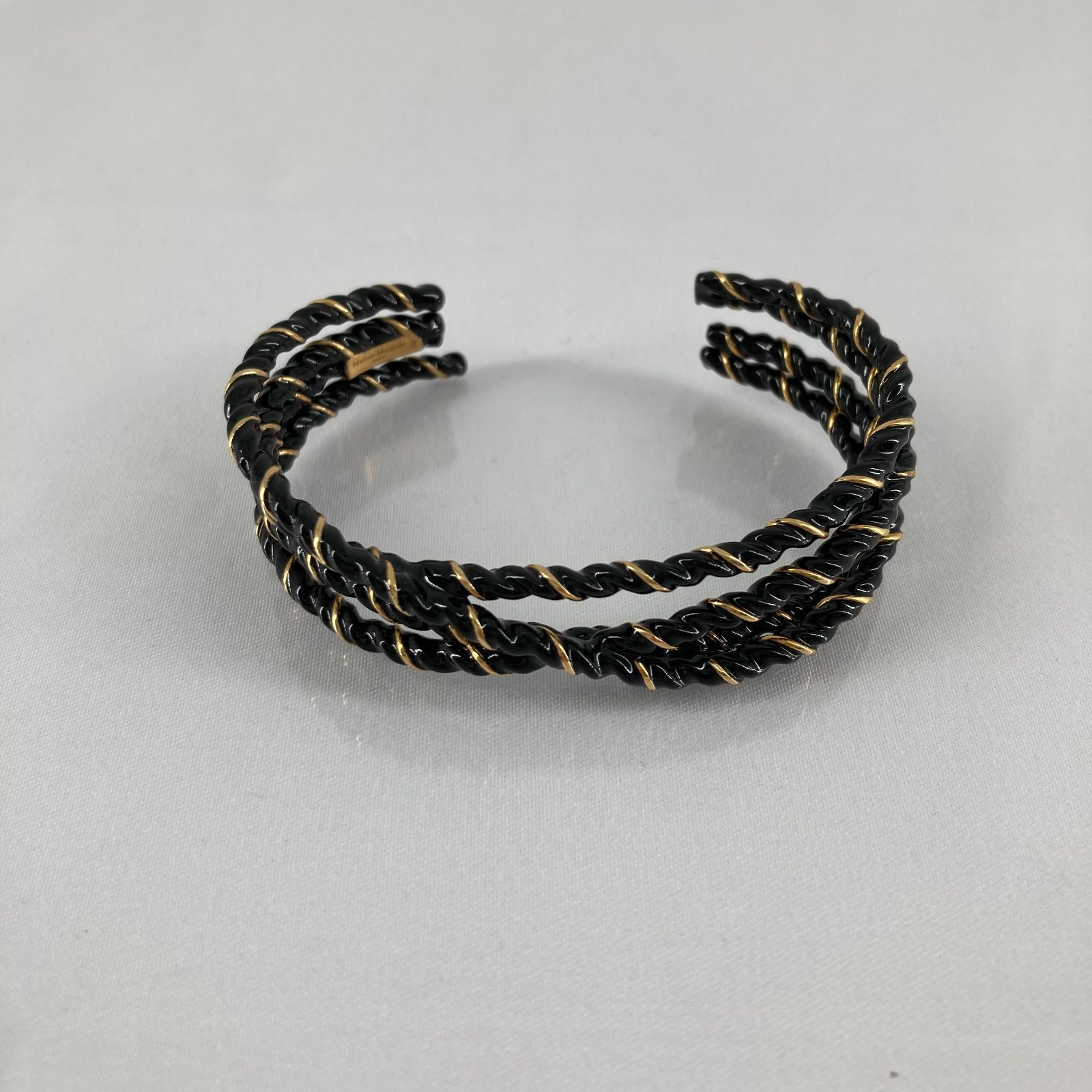 Maison Margiela(メゾン マルジェラ) バングル エナメル SM1UY0093 ブラック×ゴールド Maison Margiela(メゾン マルジェラ) バングル エナメル SM1UY0093 ブラック×ゴールド