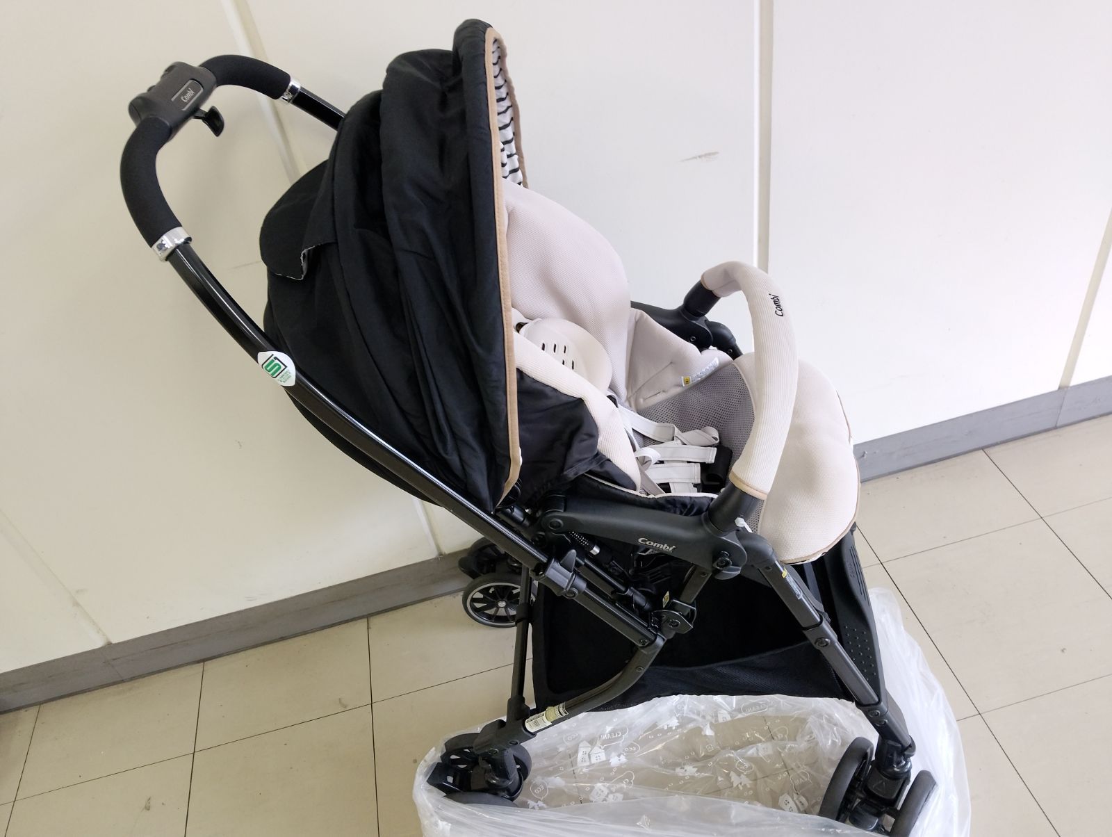 【中古・美品・クリーニング済】コンビ ベビーカー スゴカル 4キャスLight エッグショック HJ(BK) [タキシードブラック]軽量・コンパクト・機能満載のオート4キャスA型ベビーカー　赤ちゃん　移動　お散歩　UV99%カット　管理番号TN8085DA thumbnail 6