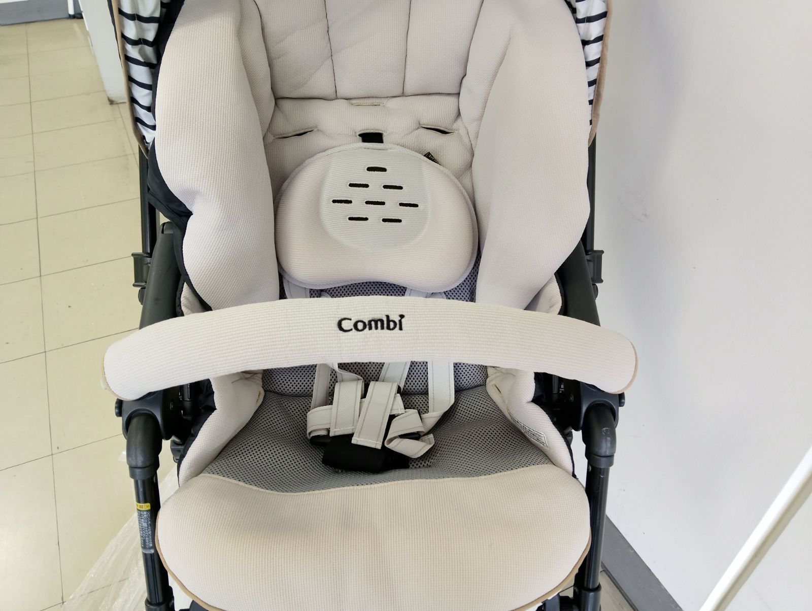 【中古・美品・クリーニング済】コンビ ベビーカー スゴカル 4キャスLight エッグショック HJ(BK) [タキシードブラック]軽量・コンパクト・機能満載のオート4キャスA型ベビーカー　赤ちゃん　移動　お散歩　UV99%カット　管理番号TN8085DA thumbnail 3