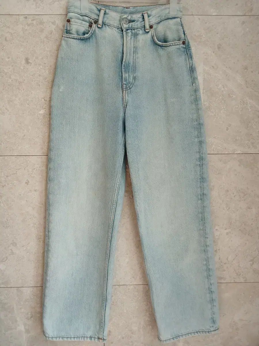 アクネ テイターフィット デニムパンツ (超特価割引)
