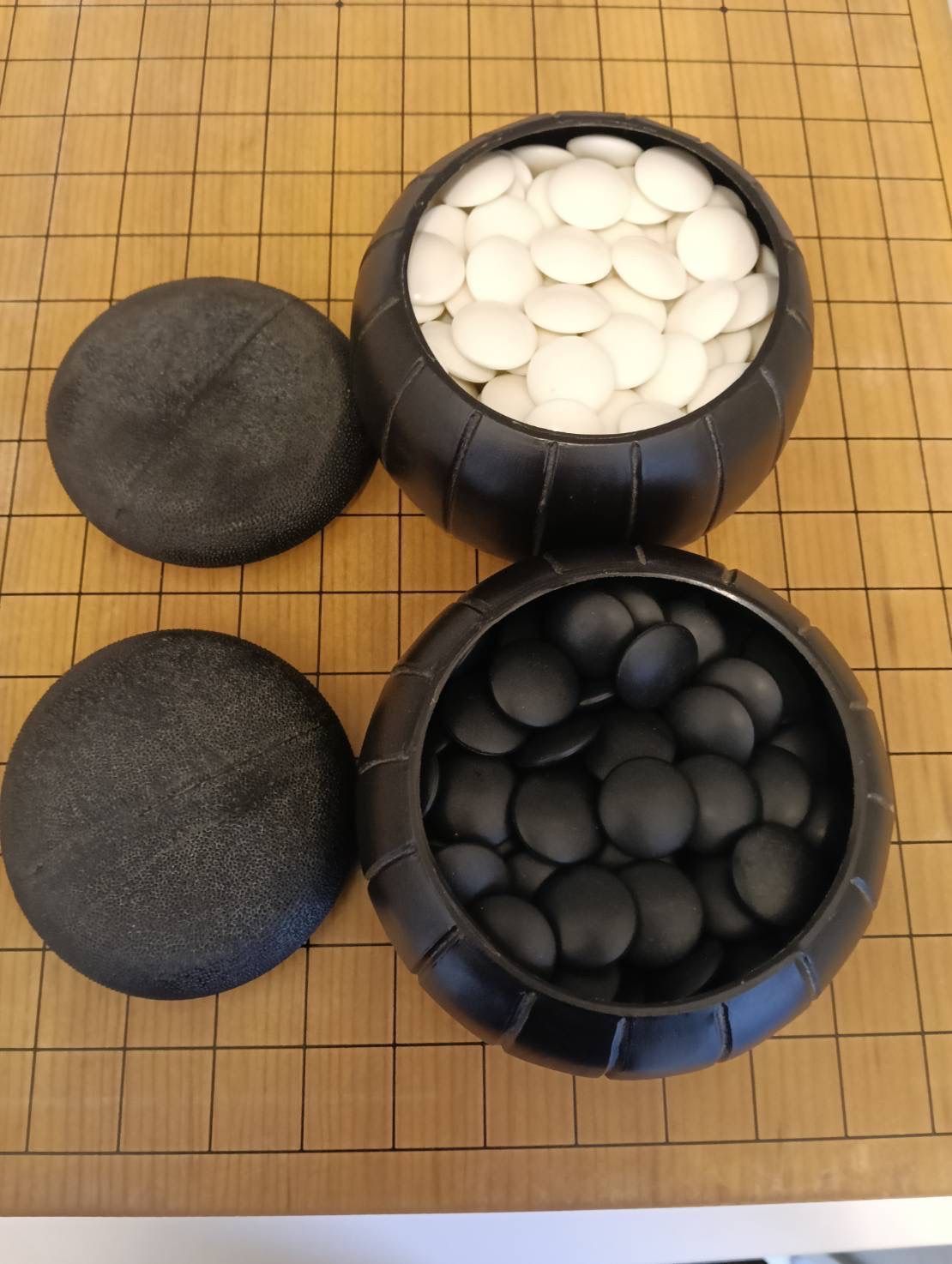 中古品】 木製 囲碁盤 脚付き 碁石 セット ボードゲーム 囲碁 現状品