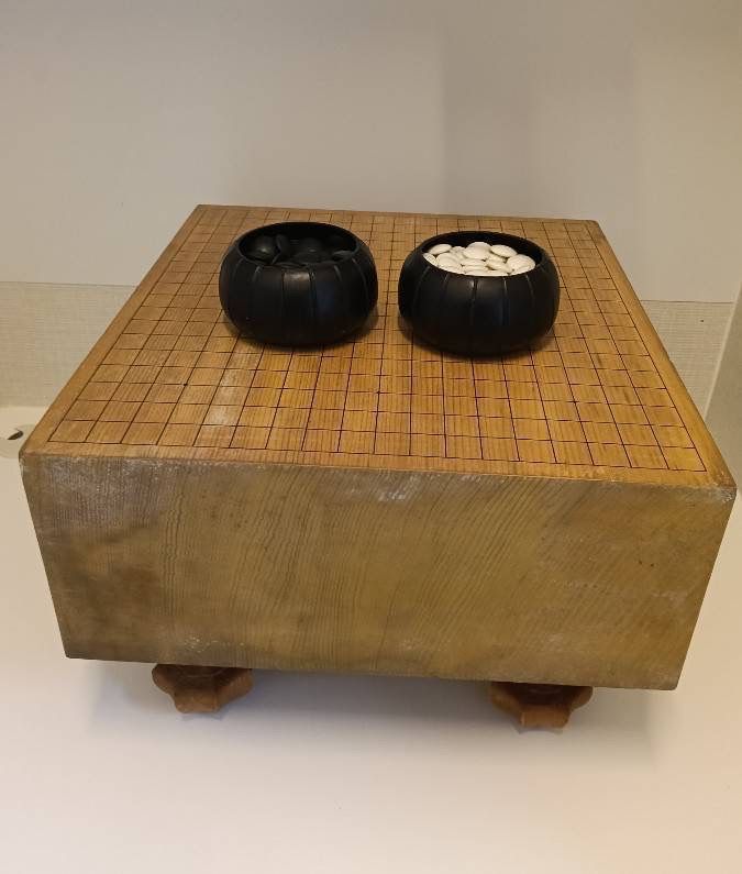 中古品】 木製 囲碁盤 脚付き 碁石 セット ボードゲーム 囲碁 現状品