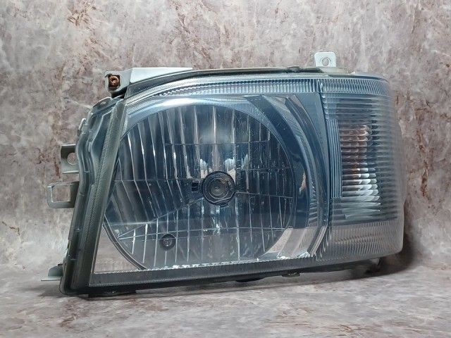 コーティング済  ハイエース KDH205V 左ヘッドランプ・ヘッドライト DX  3人 コイト 26-117 81150-26390 1E7 コーティング済 ハイエース KDH205V 左ヘッドランプ・ヘッドライト DX