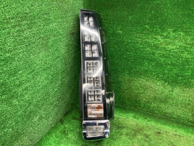 ヴォクシー ZRR85W 右テールランプ・テールライト ZS 煌2 コイト 28