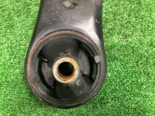 ヴォクシー ZRR85W 右フロントロアアーム ZS 煌2 4WD 7人 48068-29265 