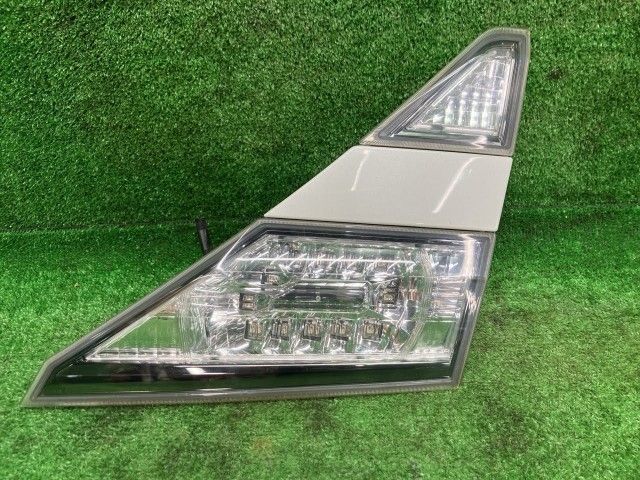 ヴェルファイア ANH25W 右フィニッシャーパネル 2.4Z 4WD 7人 コイト 58-35 81580-58150 070