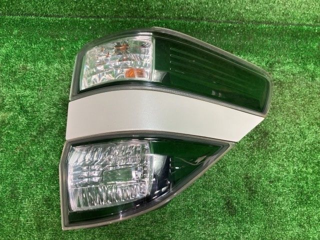 ヴェルファイア ANH25W 右テールランプ・テールライト 2.4Z コイト 58