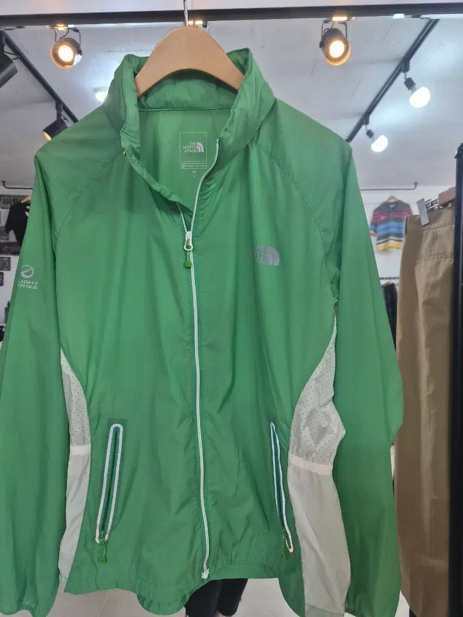 THE NORTH FACE ザノースフェイス ウィンドブレーカー グリーン レディース サイズ90