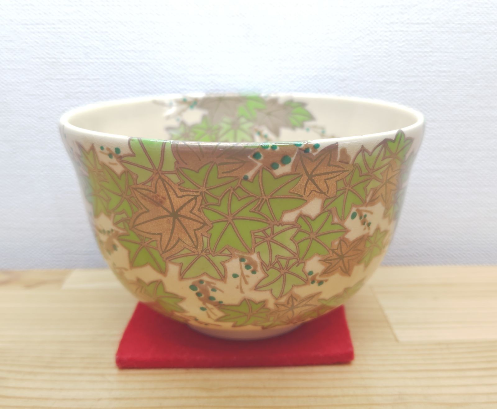 送料込【逢絢亭・新品】茶道具 茶碗 京焼 仁清 流水に青楓の図 廣田嵩花 紙箱 逢絢亭・新品】茶道具 茶碗 美濃焼 仁清 青楓の絵 宮地英香 紙箱入り